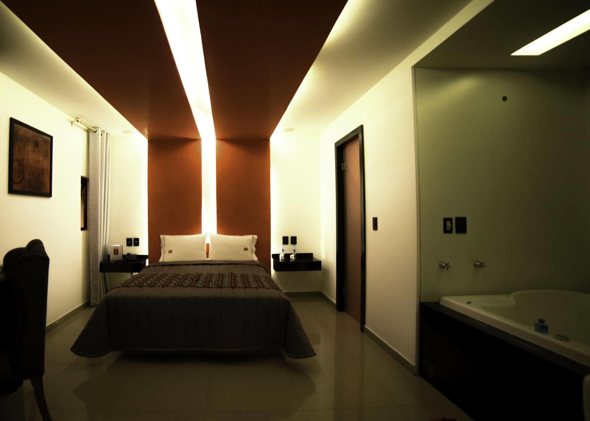 Six Hotel Guadalajara Expiatorio エクステリア 写真