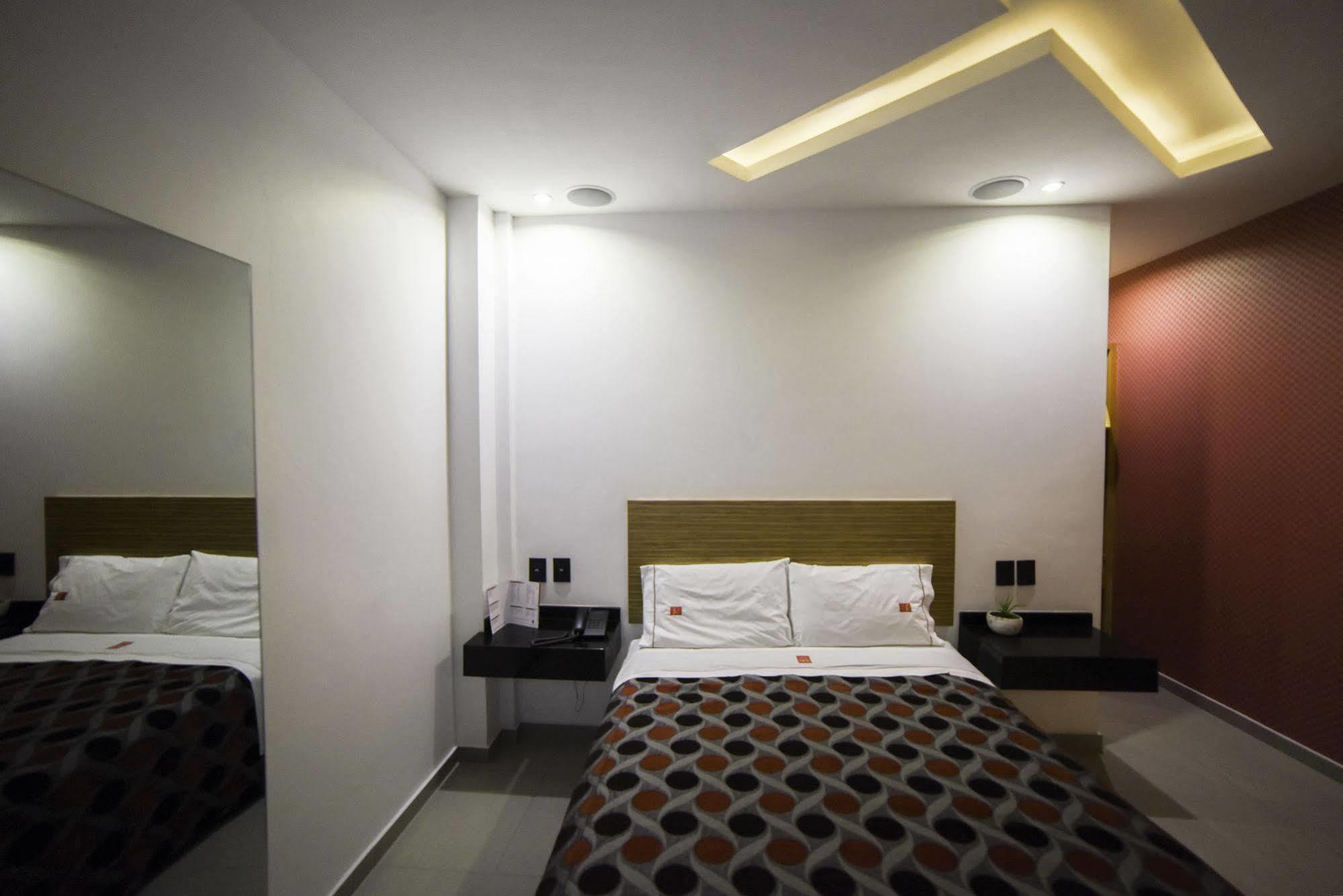 Six Hotel Guadalajara Expiatorio エクステリア 写真
